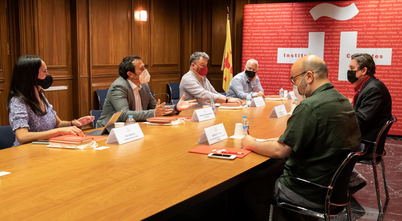 El alcalde presenta al director del Instituto Cervantes la candidatura de Cádiz como sede del X Congreso de la Lengua